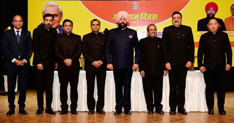 Uttarakhand: राज्यपाल ने 05 जिलाधिकारियों को किया सम्मानित, इन उपलब्धियों को मिला पुरस्कार..