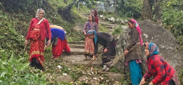 टंगसा की महिलाओं ने गांव में चलाया सफाई अभियान, ग्रामीणों को नियत स्थानों पर कचरा निस्तारण के लिए किया जागरूक