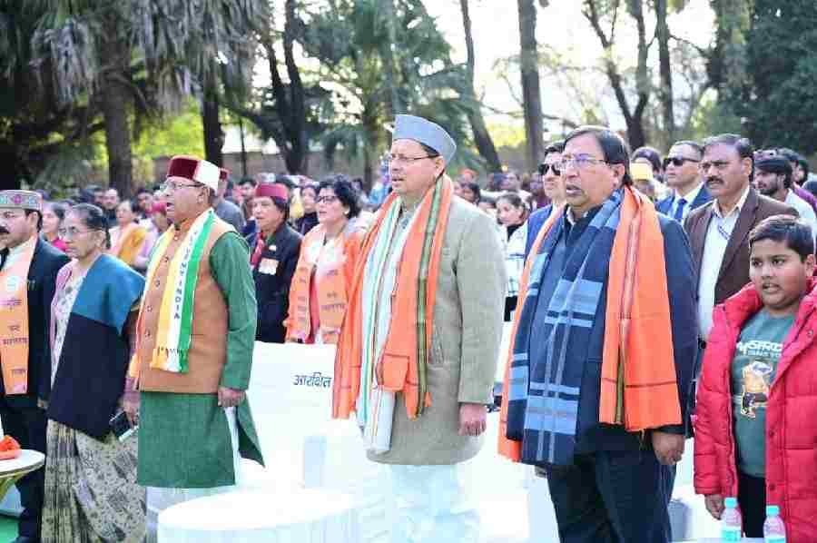 गणतंत्र दिवस पर गांधी पार्क में आयोजित सामूहिक वंदे मातरम् गायन कार्यक्रम में मुख्यमंत्री धामी हुए शामिल, वंदे मातरम् के 150 वर्ष पूर्ण होने पर राष्ट्रभक्ति और एकता का दिया संदेश