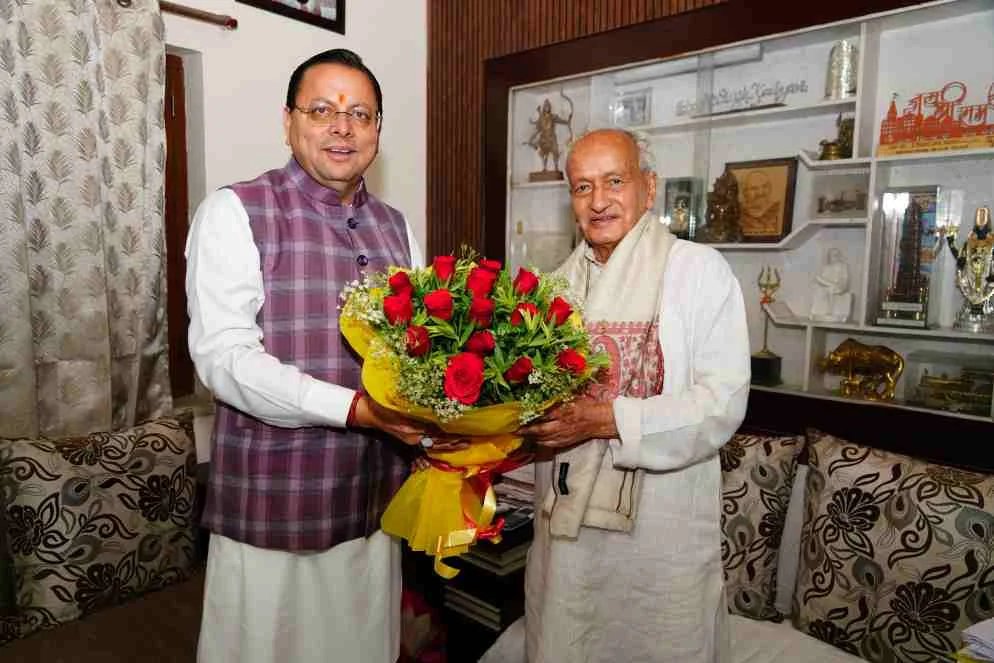 सीएम धामी पहुंचे भगत सिंह कोश्यारी के आवास, भगत दा को दी शुभकामनाएं