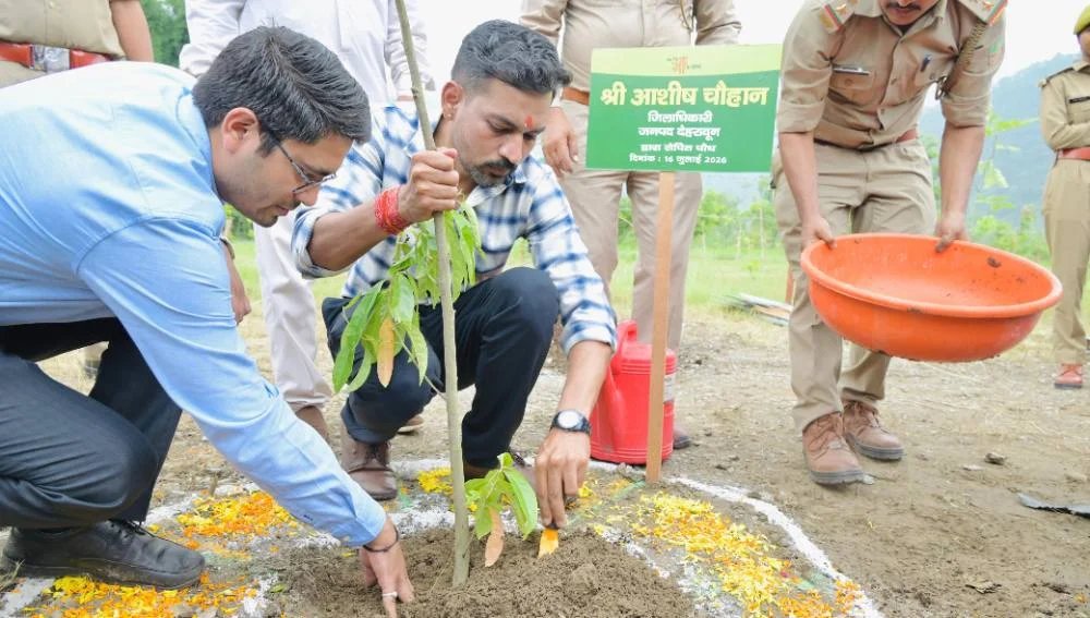 हरेला पर्व पर हरियाली का संकल्प: जिलाधिकारी डॉ0 आशीष चौहान ने किया वृक्षारोपण, कहा- पौधारोपण को बनाएं जन-आंदोलन