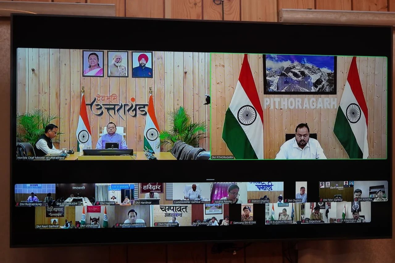 मुख्यमंत्री ने समस्त जिलाधिकारियों के साथ की वर्चुअल बैठक, 15 अक्टूबर तक किसी भी स्थिति में प्रदेश की सभी सड़कों को किया जाए गड्ढामुक्त