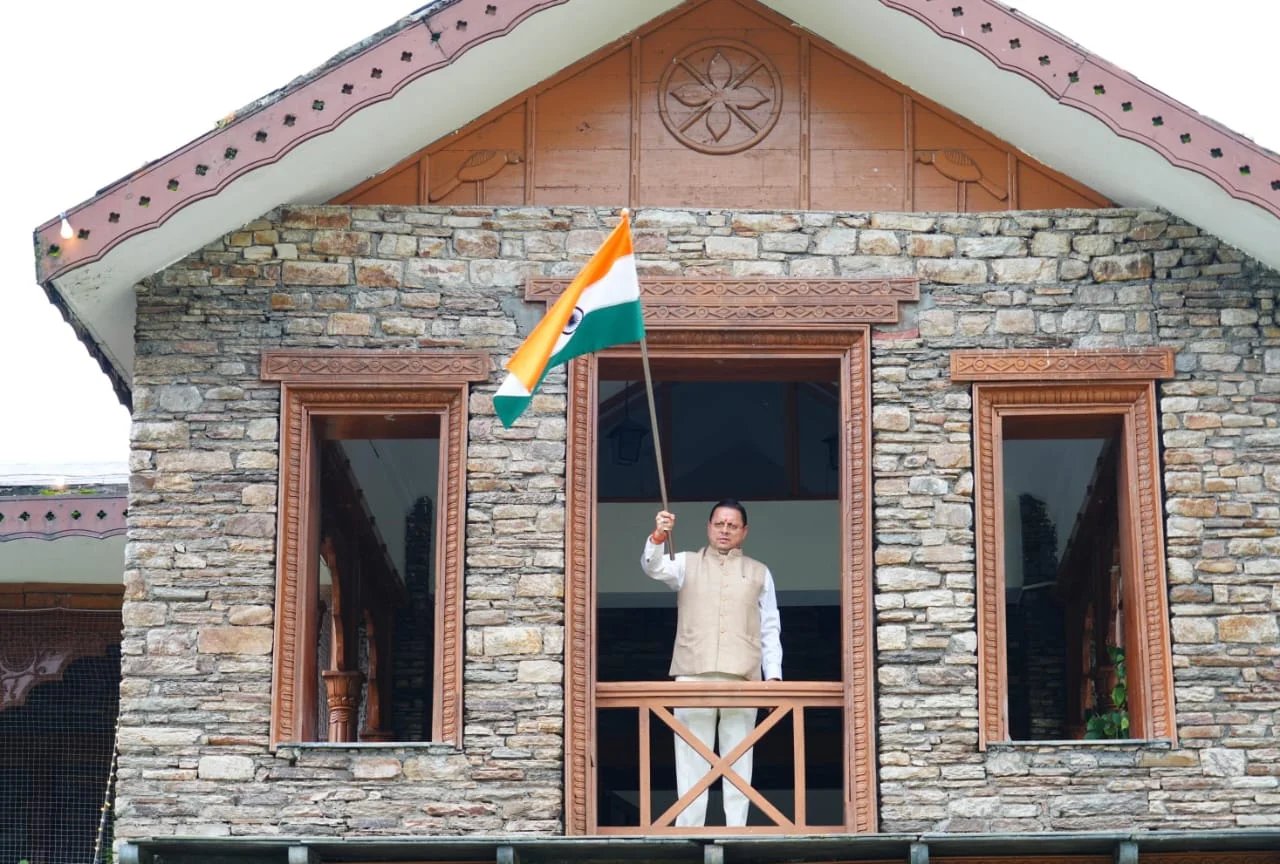 सीएम धामी ने मुख्यमंत्री आवास पर तिरंगा लगाकर दिया ‘हर घर तिरंगा’ का संदेश