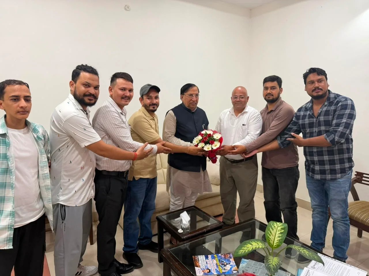 फिजियोथेरेपिस्टों की रिक्तियों पर राज्यसभा सांसद नरेश बंसल से मिला प्रतिनिधिमंडल, शीघ्र भर्ती की उठाई मांग