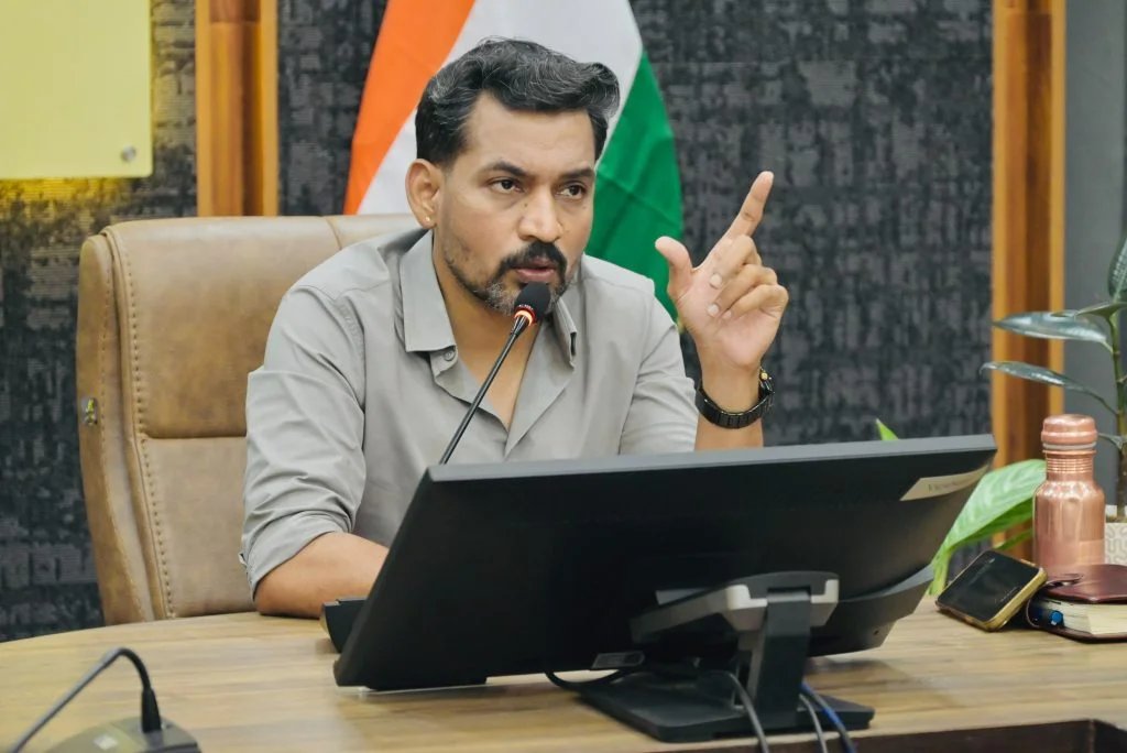 ऋण दिलाने के नाम पर ठगी करने वालों की अब खैर नहीं, डीएम डॉ. आशीष चौहान ने दिए सख्त कार्रवाई के निर्देश