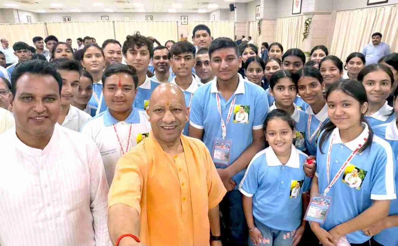 देवप्रयाग के मेधावी छात्रों से मिले यूपी के मुख्यमंत्री योगी आदित्यनाथ, साथ में खिंचवाई सेल्फी, छात्रों को प्रदान किए बैग