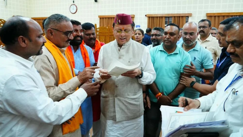 मुख्यमंत्री ने मुख्य सेवक सदन में प्रदेश के विभिन्न क्षेत्रों से आए लोगों की समस्याएं सुनीं, जनसमस्याओं का त्वरित एवं समयबद्ध समाधान सुनिश्चित करें – मुख्यमंत्री